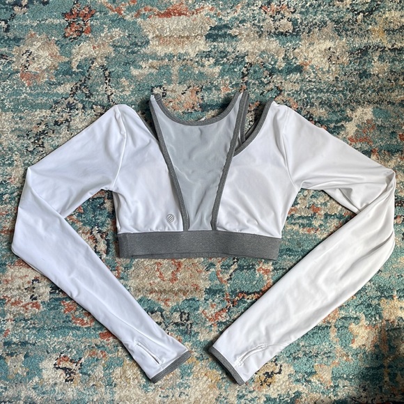 Workout Cropped Long Sleeve Top w/ Built in Bra - Picture 2 of 2